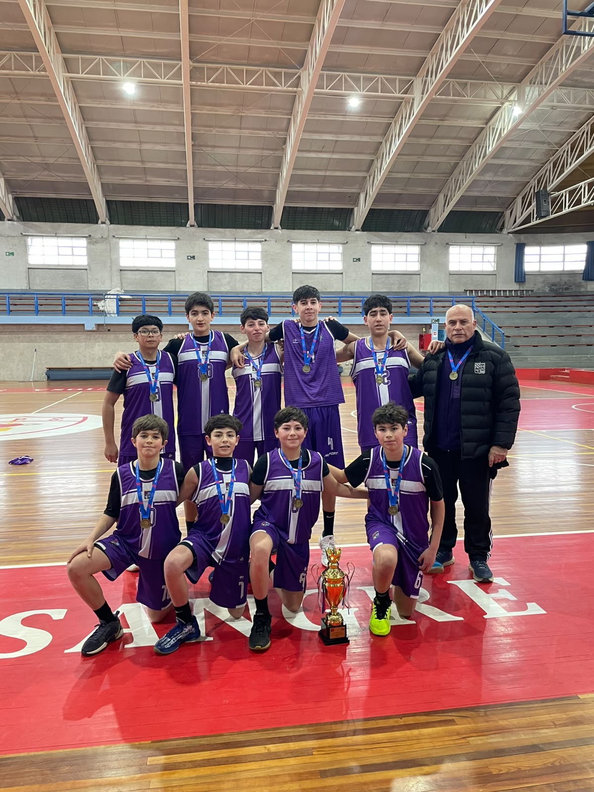 Estudiantes del Colegio San Mateo celebrando el título del provincial de básquetbol escolar