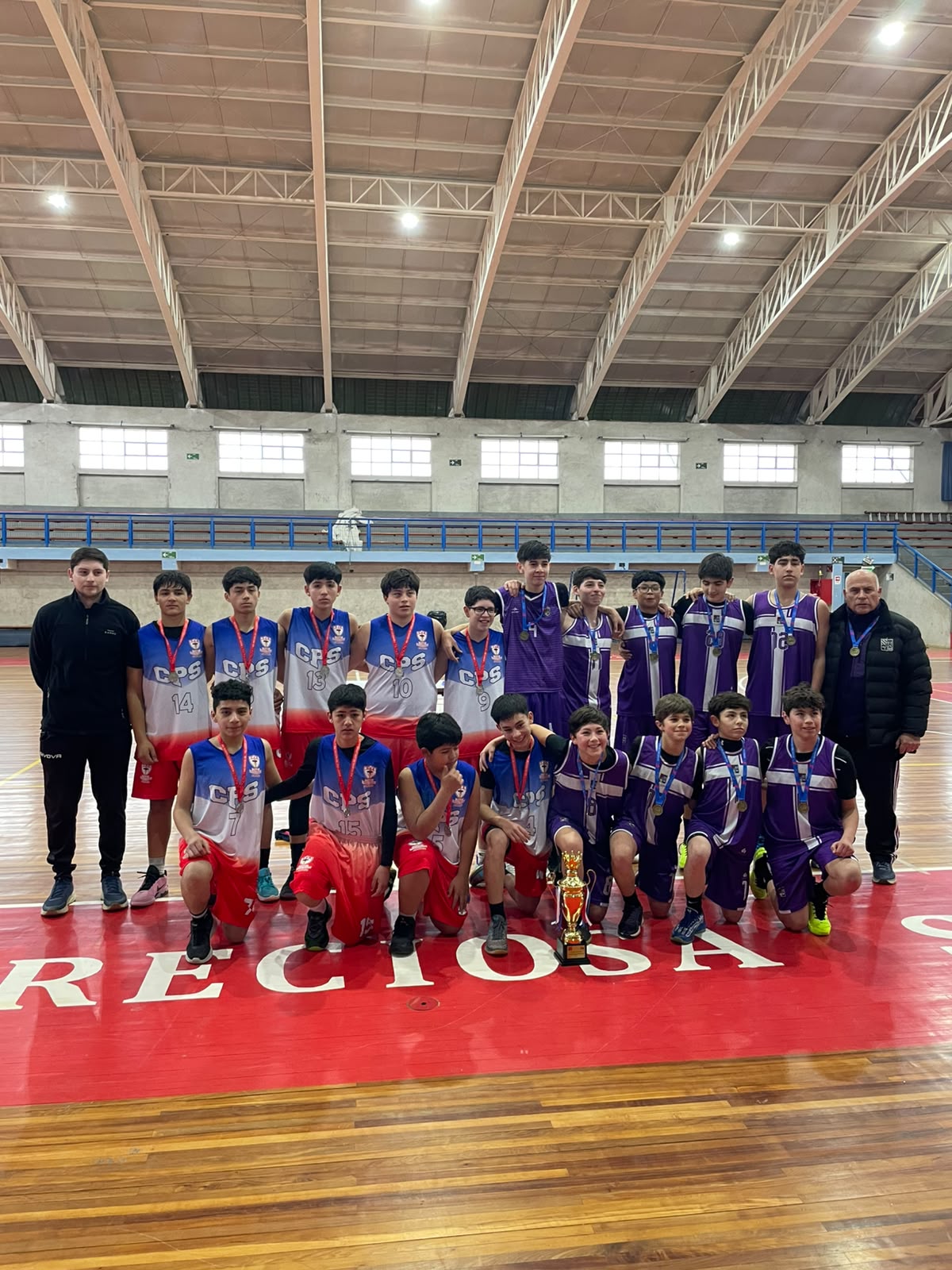 Equipo varones de básquetbol del Colegio San Mateo con su premiación en Purranque