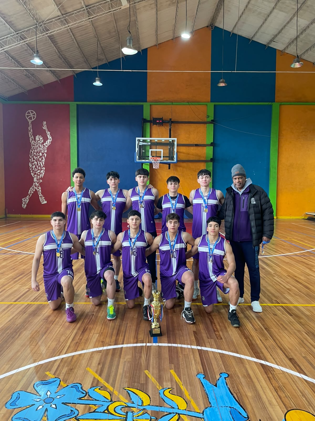 Equipo de básquetbol varones del Colegio San Mateo tras coronarse campeón del provincial en Purranque