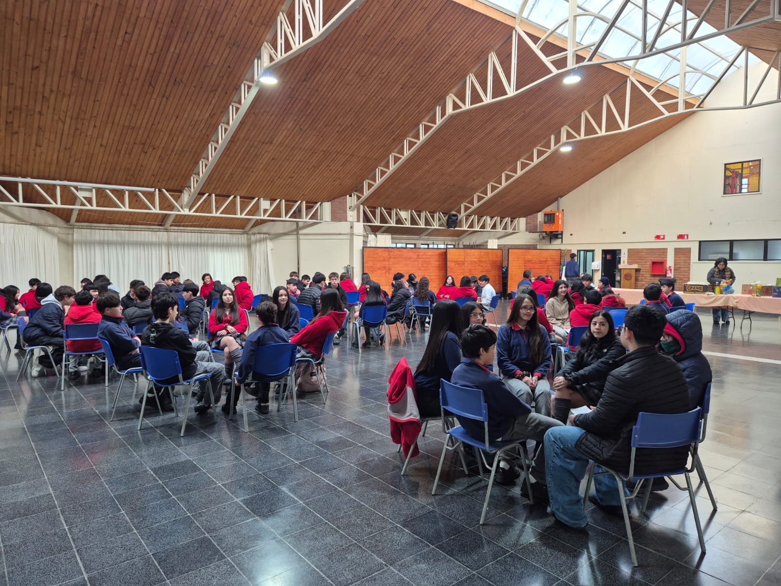 Estudiantes de 8° básico en trabajo grupal durante la Jornada de Crecimiento
