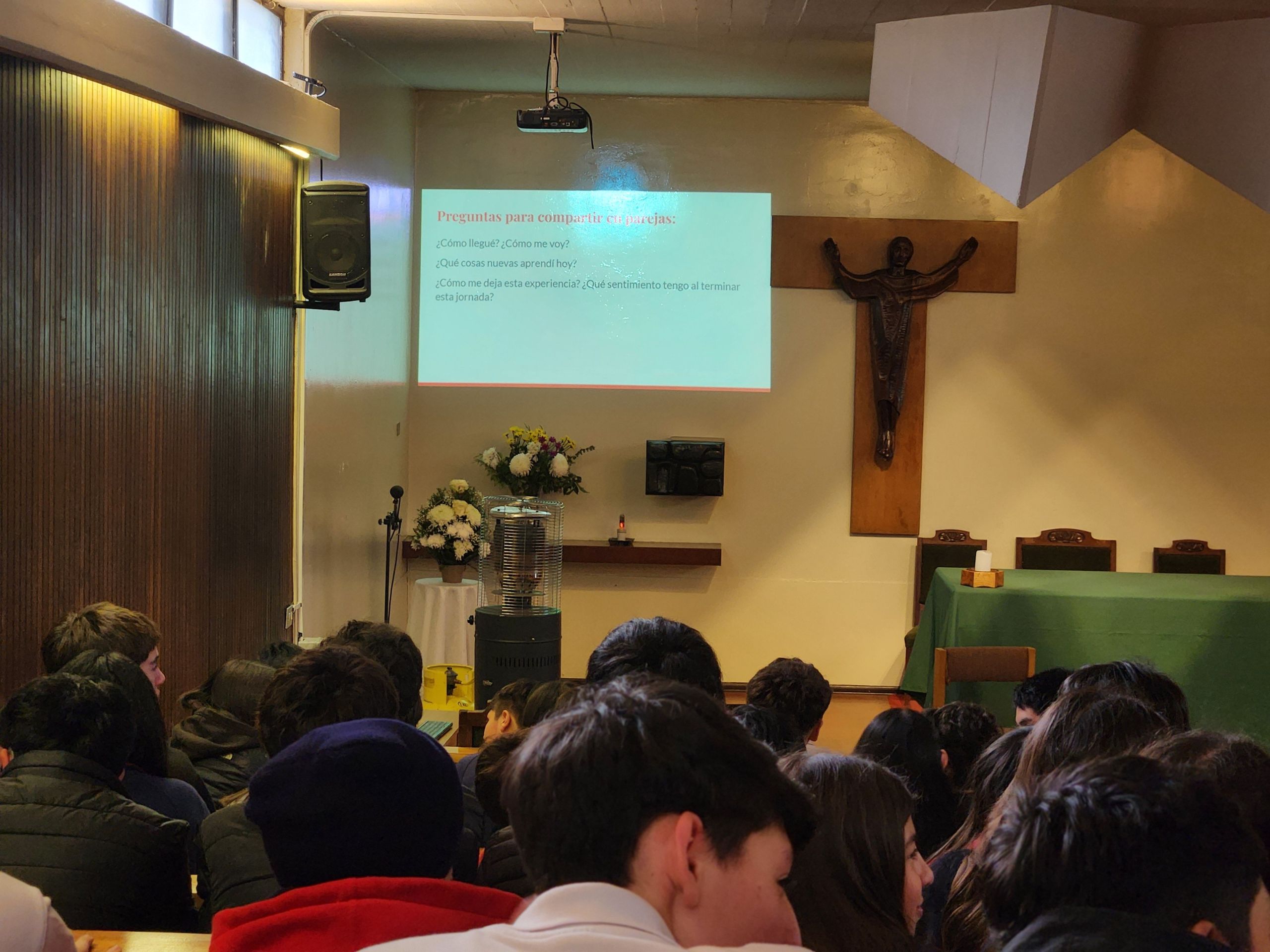 Estudiantes de 8° básico acompañados por asesores de 2° medio