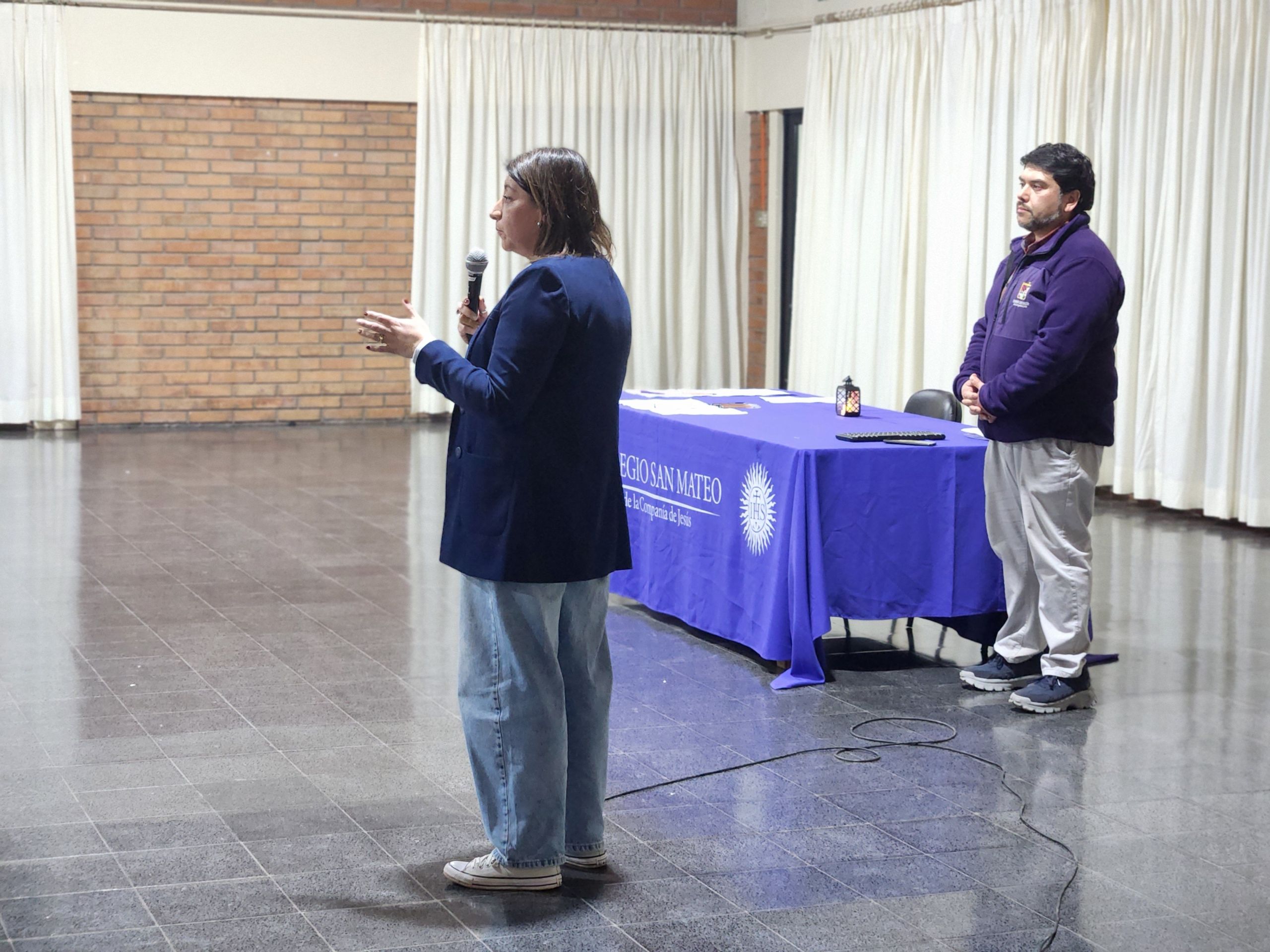 Apoderados y estudiantes de 3° medio reunidos en el colegio durante el encuentro del proceso de Confirmación