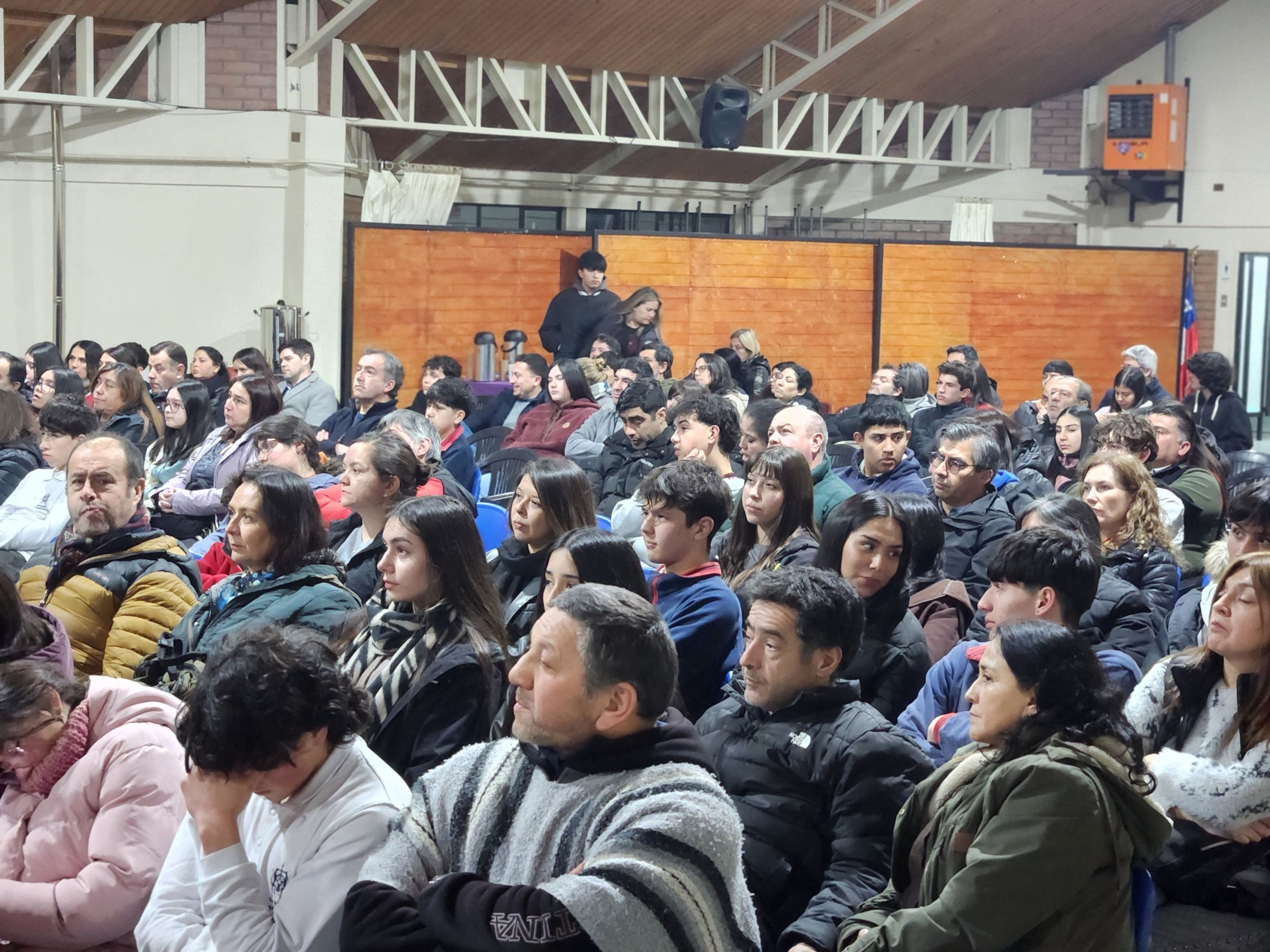 Equipo de pastoral presentando el proceso de discernimiento hacia la Confirmación a las familias de 3° medio