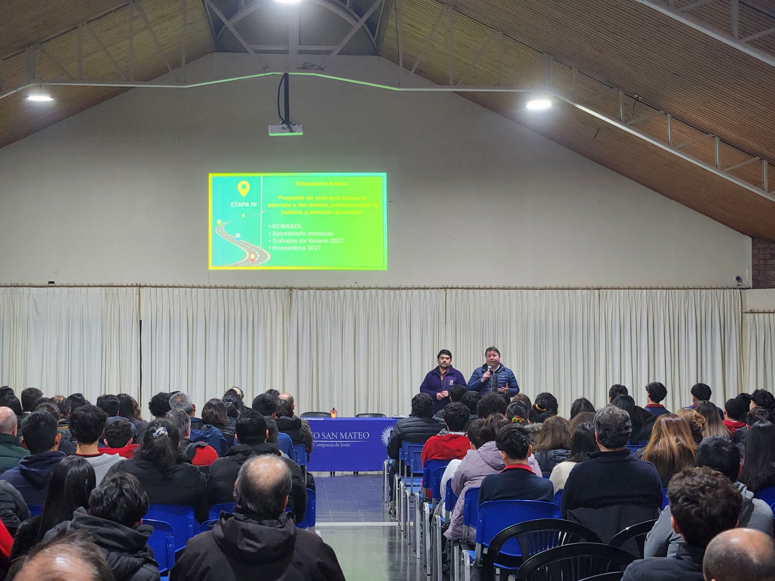 Apoderados e hijos de 3° medio compartiendo su experiencia de fe durante la reunión
