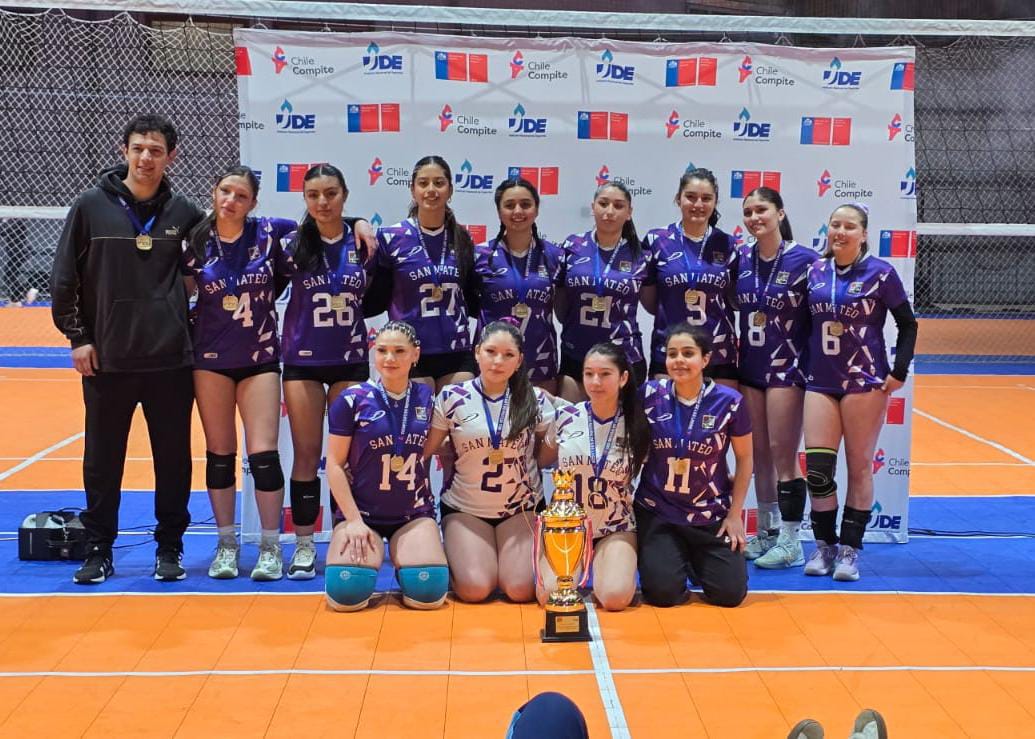 Equipo femenino de voleibol del Colegio San Mateo celebra el título de la Final Regional de los Juegos Deportivos Escolares 2026 en Puerto Montt.