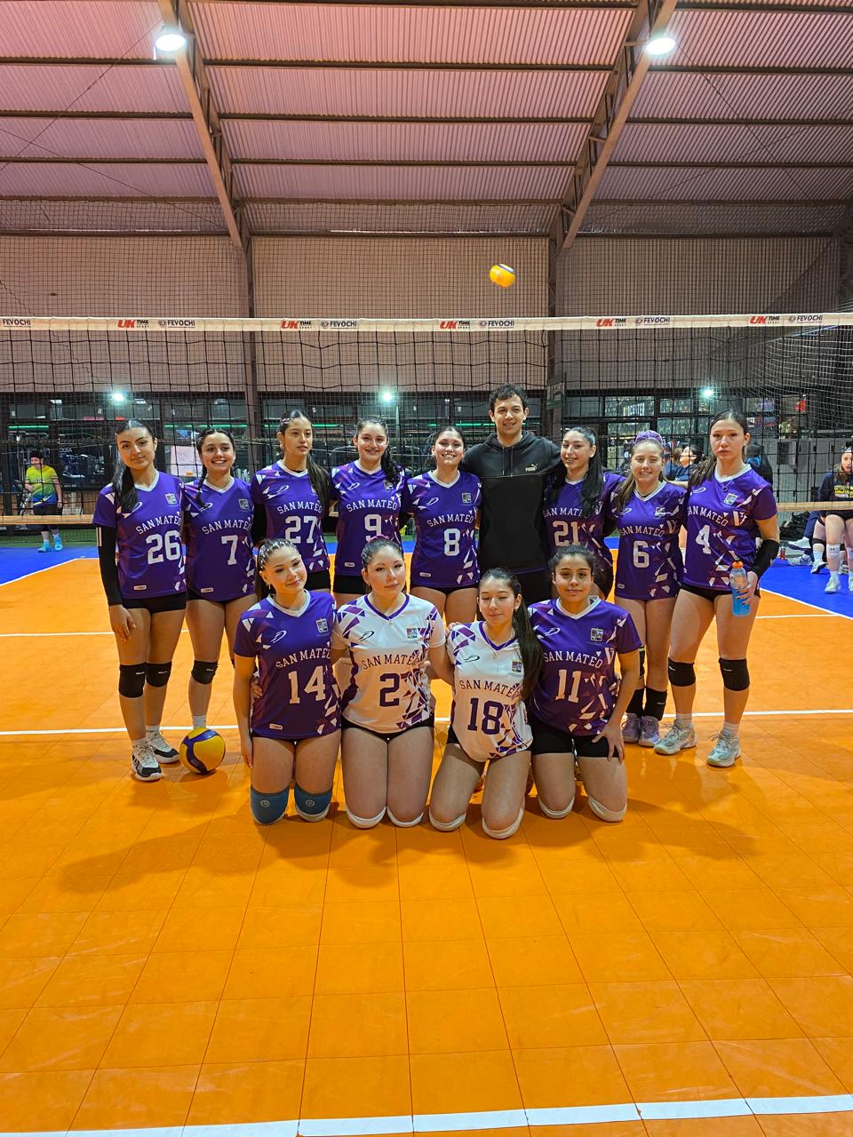 Estudiantes del equipo femenino de voleibol del Colegio San Mateo, bicampeonas regionales de los Juegos Deportivos Escolares.