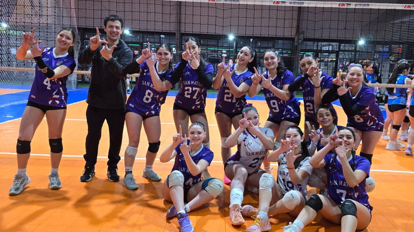 Jugadoras de voleibol del Colegio San Mateo junto a su entrenador tras ganar la Final Regional 2026.